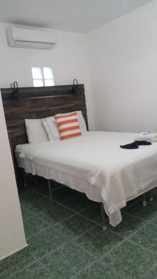 Beach Club Budget Rooms At Popeyes Caye Caulker Exterior photo