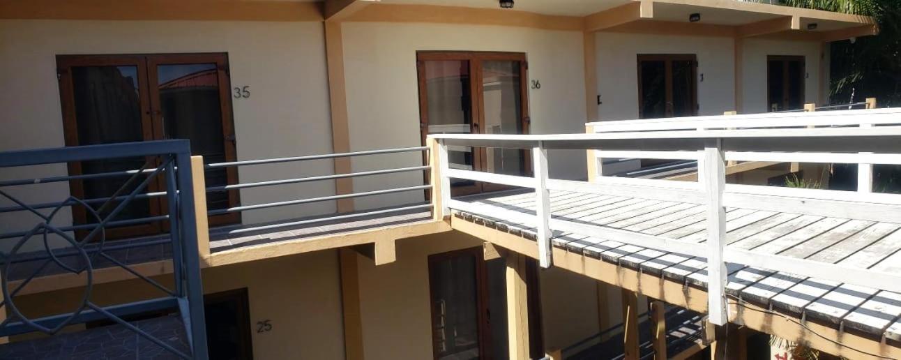 Beach Club Budget Rooms At Popeyes Caye Caulker Exterior photo